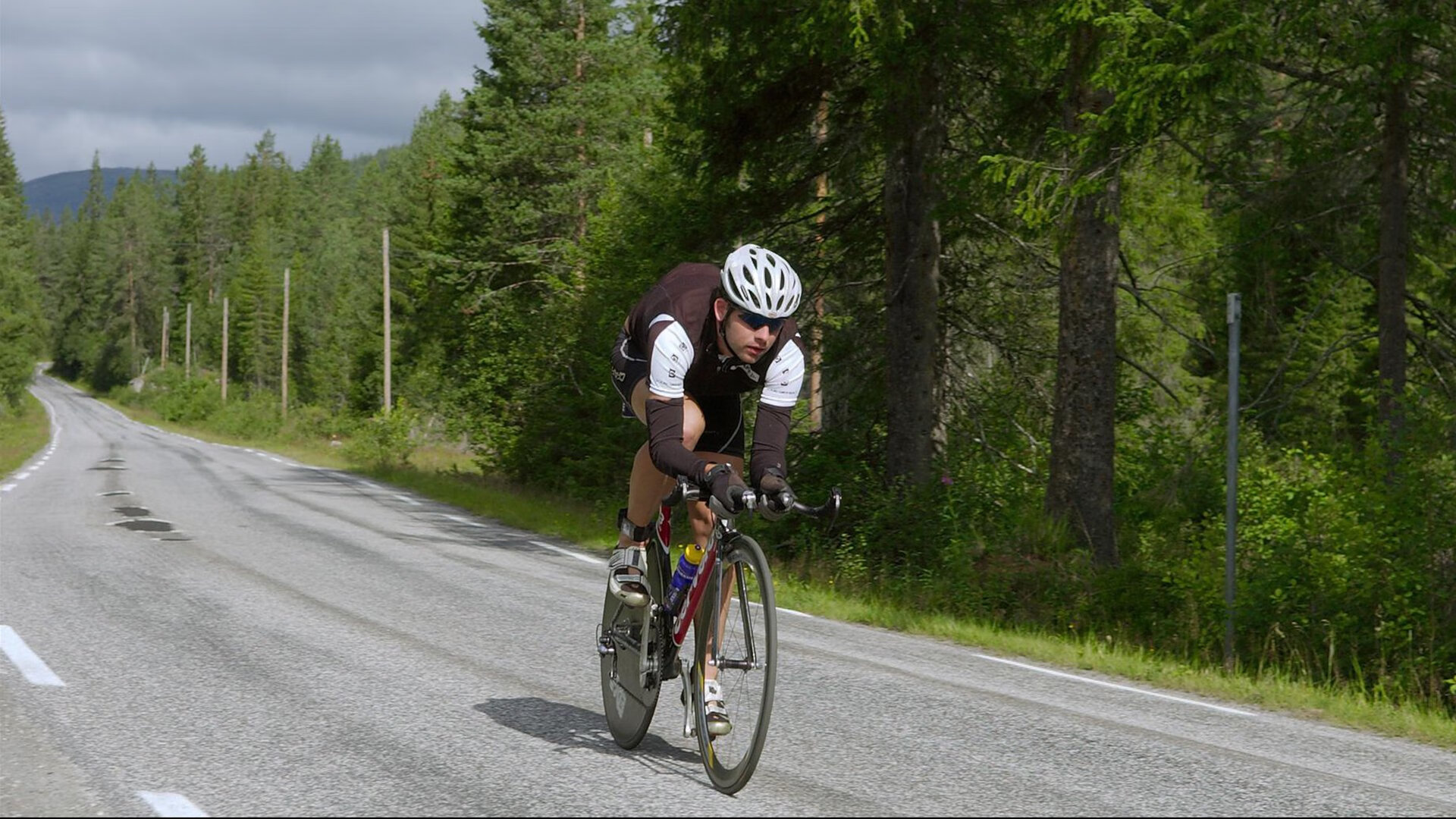仰泳赛道摩纳哥选手节奏精准，摩纳哥泳池