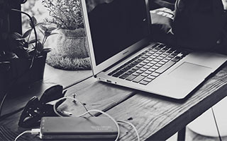 开云体育-“足球智者”：某某教练解读战术变革心得，足球技战术训练全书